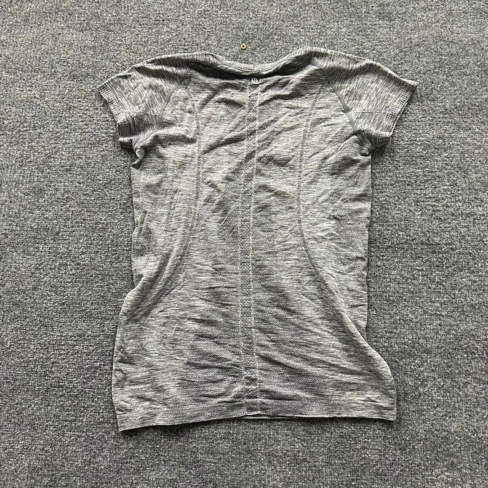 Lululemon T-Shirt Womens Size 8 Gray Swiftly Tech Short Sleeve Athletic Space